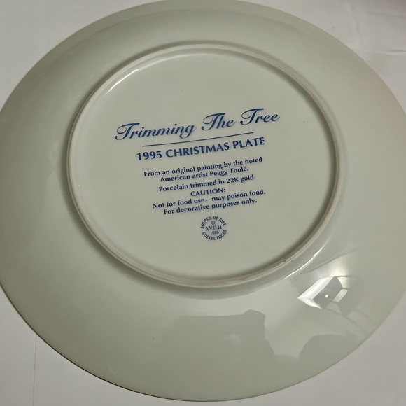 1995 Avon Christmas Plate Trimming the Tree Peggy Toole Gold Trim Collectible - Picture 14 of 15